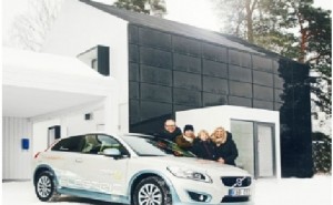 Una familia sueca reduce un 80% sus emisiones de CO2 en seis meses viviendo en una casa ecológica y usando un coche eléctrico